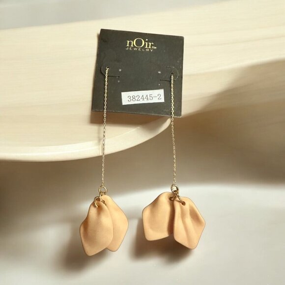 nOir Jewelry Peach Petal Chain Drop Earrings New with tags - Picture 5 of 5
